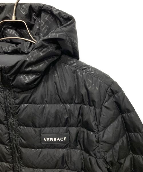 VERSACE（ヴェルサーチ）VERSACE (ヴェルサーチェ) グレカパターンダウンジャケット ブラック サイズ:50の古着・服飾アイテム