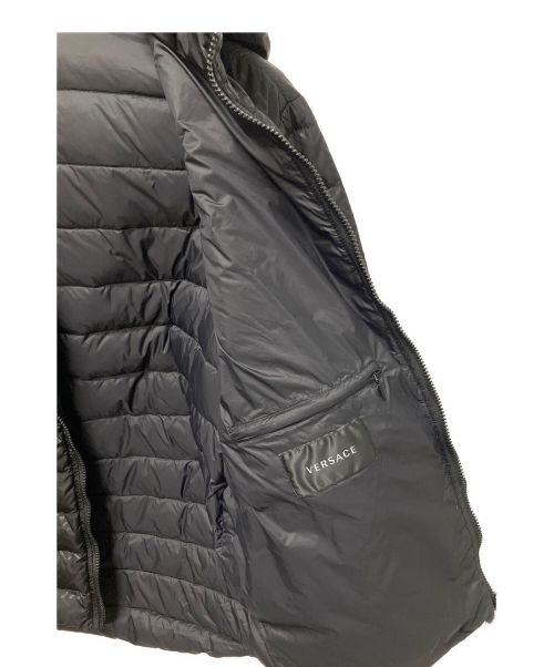 VERSACE（ヴェルサーチ）VERSACE (ヴェルサーチェ) グレカパターンダウンジャケット ブラック サイズ:50の古着・服飾アイテム