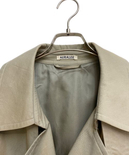 AURALEE（オーラリー）AURALEE (オーラリー) WASHED FINX SILK CHAMBRAY TRENCH COAT（ウォッシュドフィンクスシルクシャンブレートレンチコート） カーキ サイズ:4の古着・服飾アイテム