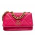 CHANEL（シャネル）の古着「CHANEL 19 LINE マトラッセ チェーンウォレット」｜ショッキングピンク