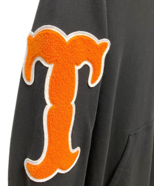 BURBERRY（バーバリー）BURBERRY (バーバリー) LETTER GRAPHIC APPLIQUE HOODIE/レター グラフィック アップリケ フーディ― ブラック×オレンジ サイズ:Lの古着・服飾アイテム