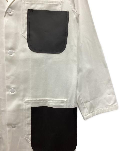 BLACK COMME des GARCONS（ブラックコムデギャルソン）BLACK COMME des GARCONS (ブラックコムデギャルソン) リビルド樹脂ポケットコットンツイルエンジニアコート ホワイト サイズ:Sの古着・服飾アイテム