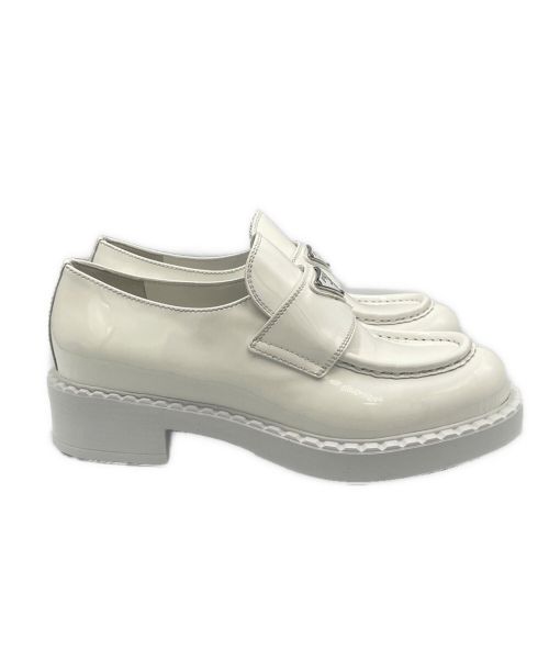 PRADA（プラダ）PRADA (プラダ) チョコレートブラッシュドレザーローファー ホワイト サイズ:37 未使用品の古着・服飾アイテム