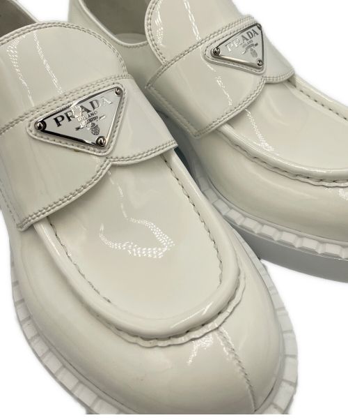PRADA（プラダ）PRADA (プラダ) チョコレートブラッシュドレザーローファー ホワイト サイズ:37 未使用品の古着・服飾アイテム