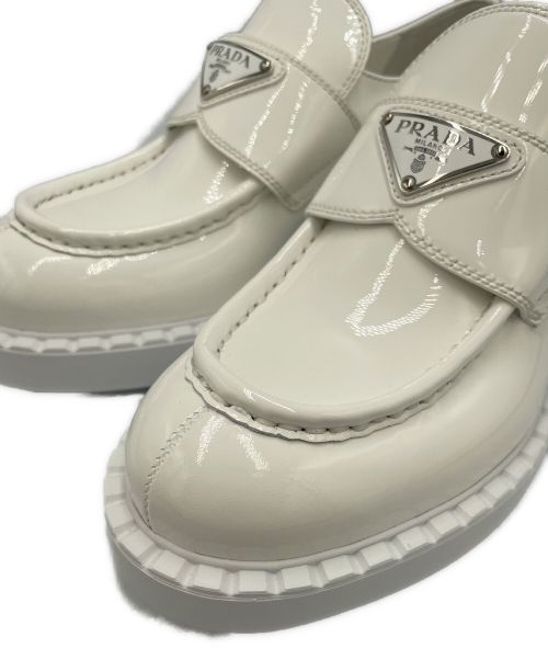 PRADA（プラダ）PRADA (プラダ) チョコレートブラッシュドレザーローファー ホワイト サイズ:37 未使用品の古着・服飾アイテム