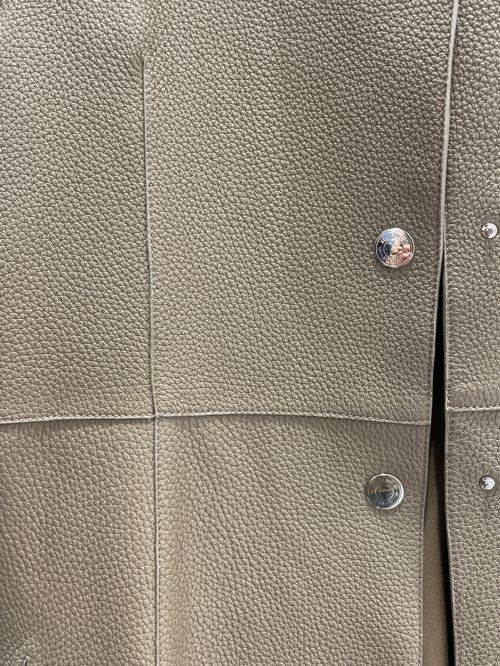 HERMES（エルメス）HERMES (エルメス) Seellier button leather dress エトゥープ サイズ:38の古着・服飾アイテム