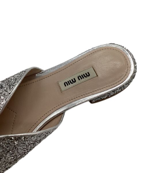 MIU MIU（ミュウミュウ）MIU MIU (ミュウミュウ) グリッターパンプス ライトグレー サイズ:36の古着・服飾アイテム