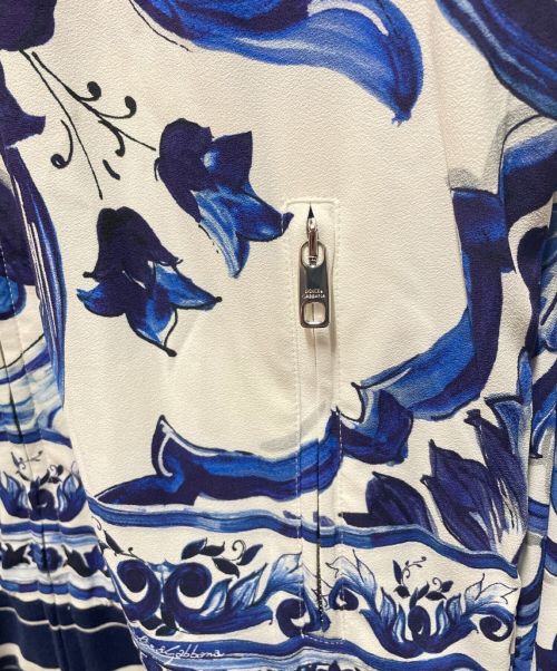 DOLCE & GABBANA（ドルチェ＆ガッバーナ）DOLCE & GABBANA (ドルチェ＆ガッバーナ) キャディ マヨリカ プリントジップアップジャケット ブルー×ホワイト サイズ:42の古着・服飾アイテム
