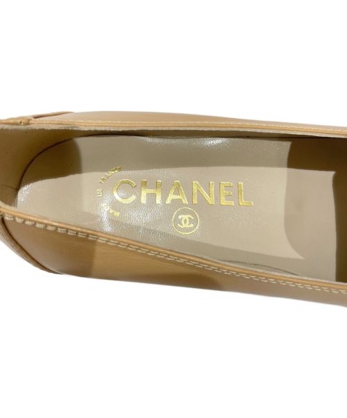 CHANEL（シャネル）CHANEL (シャネル) レザープレートパンプス ベージュ×ホワイト サイズ:36 1/2の古着・服飾アイテム