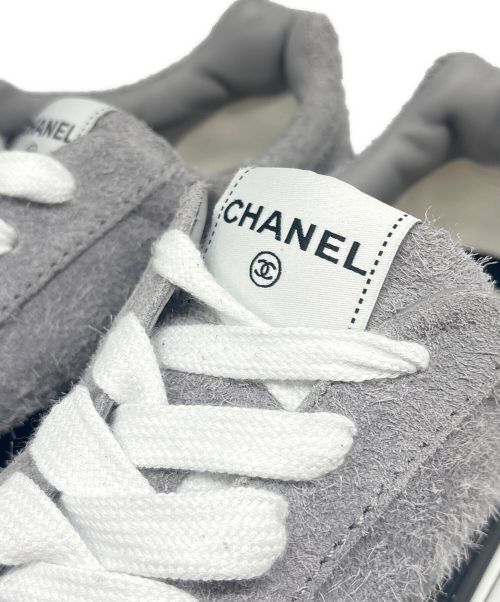 CHANEL（シャネル）CHANEL (シャネル) ココマーク スウェード スニーカー グレー×ブラック サイズ:43の古着・服飾アイテム