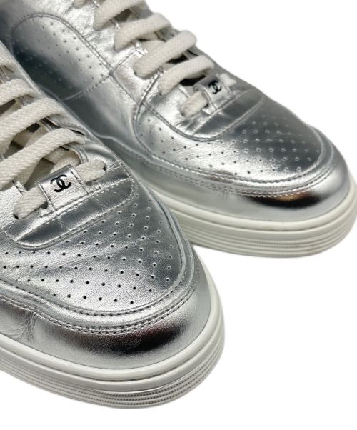 CHANEL（シャネル）CHANEL (シャネル) ラミネートカーフスキン CC スニーカー シルバー サイズ:42の古着・服飾アイテム