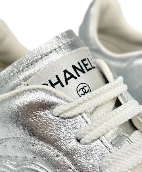 CHANEL（シャネル）CHANEL (シャネル) ラミネートカーフスキン CC スニーカー シルバー サイズ:42の古着・服飾アイテム