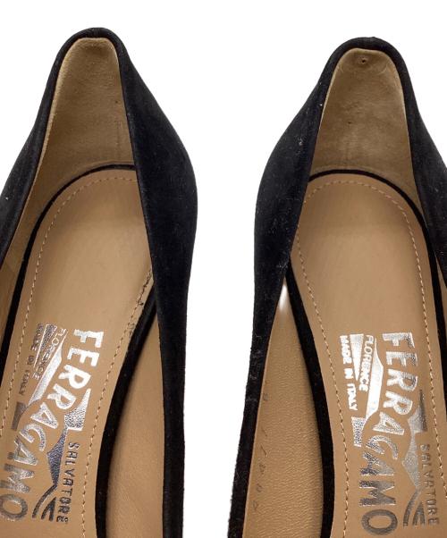 Salvatore Ferragamo（サルヴァトーレ フェラガモ）Salvatore Ferragamo (サルヴァトーレ フェラガモ)  MIMI’70 スウェードヒールパンプス ブラック サイズ:6 1/2の古着・服飾アイテム