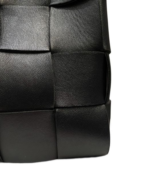 BOTTEGA VENETA（ボッテガベネタ）BOTTEGA VENETA (ボッテガベネタ) スモール カセット クロスボディバケットバッグ ブラック サイズ:スモールの古着・服飾アイテム