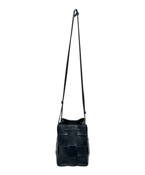 BOTTEGA VENETA（ボッテガベネタ）BOTTEGA VENETA (ボッテガベネタ) スモール カセット クロスボディバケットバッグ ブラック サイズ:スモールの古着・服飾アイテム