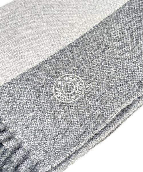 HERMES（エルメス）HERMES (エルメス) マフラー《H サマーブロック》 グレー×ホワイトの古着・服飾アイテム