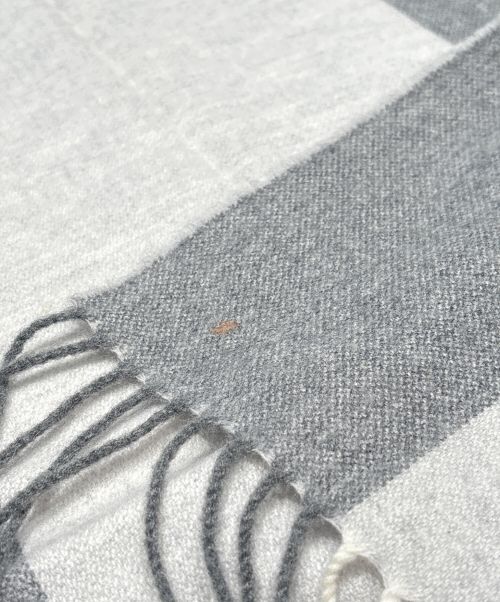 HERMES（エルメス）HERMES (エルメス) マフラー《H サマーブロック》 グレー×ホワイトの古着・服飾アイテム