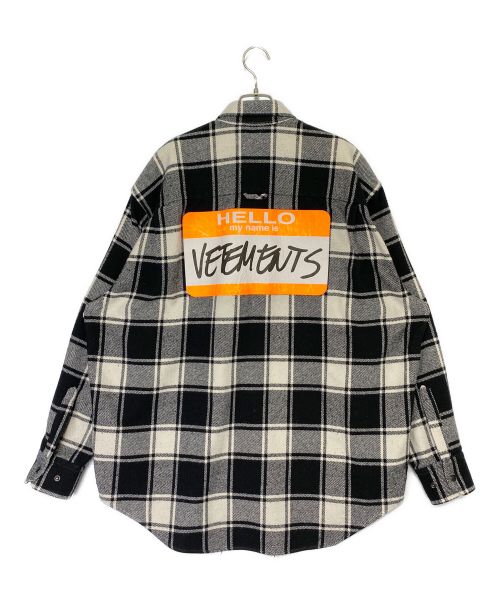 VETEMENTS（ヴェトモン）VETEMENTS (ヴェトモン) MY NAME IS FLANNEL SHIRT グレー×ホワイト サイズ:Mの古着・服飾アイテム