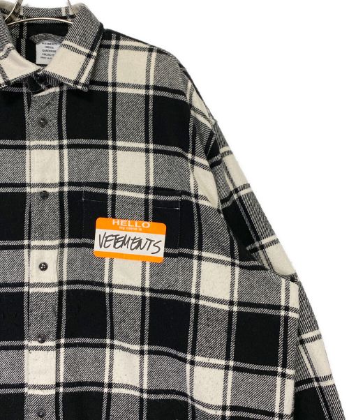 VETEMENTS（ヴェトモン）VETEMENTS (ヴェトモン) MY NAME IS FLANNEL SHIRT グレー×ホワイト サイズ:Mの古着・服飾アイテム