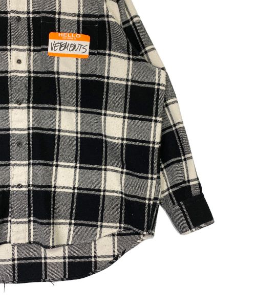 VETEMENTS（ヴェトモン）VETEMENTS (ヴェトモン) MY NAME IS FLANNEL SHIRT グレー×ホワイト サイズ:Mの古着・服飾アイテム