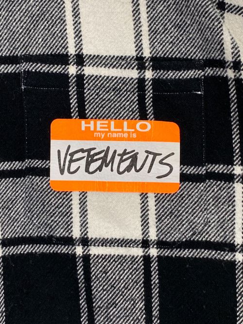 VETEMENTS（ヴェトモン）VETEMENTS (ヴェトモン) MY NAME IS FLANNEL SHIRT グレー×ホワイト サイズ:Mの古着・服飾アイテム