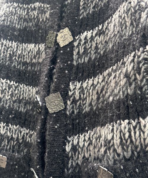 CHANEL（シャネル）CHANEL (シャネル) ココマークプレートボタンニットカーディガン ブラック×グレー サイズ:34の古着・服飾アイテム