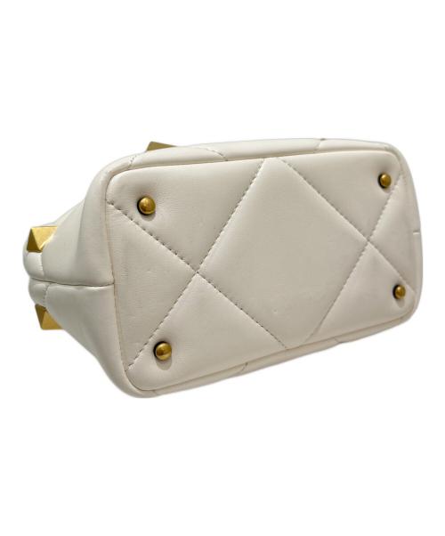 VALENTINO GARAVANI（ヴァレンティノ・ガラヴァーニ）VALENTINO GARAVANI (ヴァレンティノ・ガラヴァーニ) ザ・ハンドル ローマンスタッズ ハンドバッグ アイボリーの古着・服飾アイテム