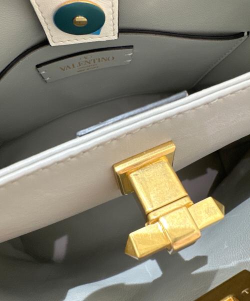 VALENTINO GARAVANI（ヴァレンティノ・ガラヴァーニ）VALENTINO GARAVANI (ヴァレンティノ・ガラヴァーニ) ザ・ハンドル ローマンスタッズ ハンドバッグ アイボリーの古着・服飾アイテム