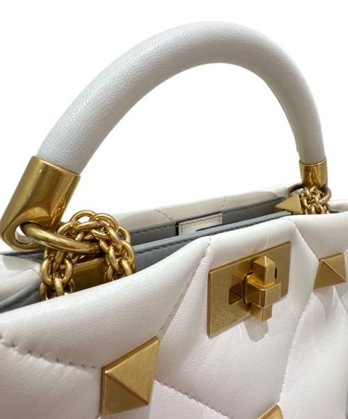 VALENTINO GARAVANI（ヴァレンティノ・ガラヴァーニ）VALENTINO GARAVANI (ヴァレンティノ・ガラヴァーニ) ザ・ハンドル ローマンスタッズ ハンドバッグ アイボリーの古着・服飾アイテム