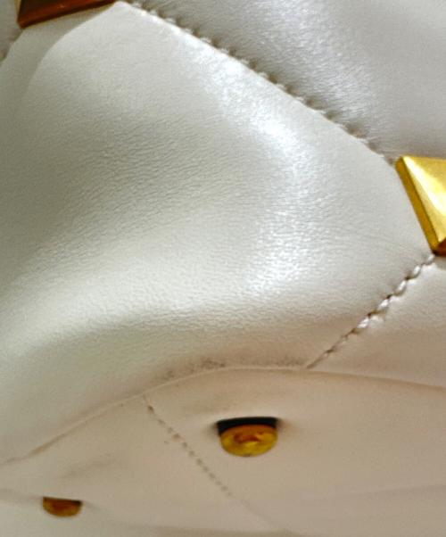 VALENTINO GARAVANI（ヴァレンティノ・ガラヴァーニ）VALENTINO GARAVANI (ヴァレンティノ・ガラヴァーニ) ザ・ハンドル ローマンスタッズ ハンドバッグ アイボリーの古着・服飾アイテム