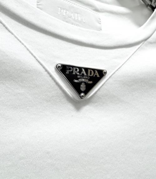 PRADA（プラダ）PRADA (プラダ) トライアングルプレートコットンTシャツ ホワイト サイズ:XXSの古着・服飾アイテム