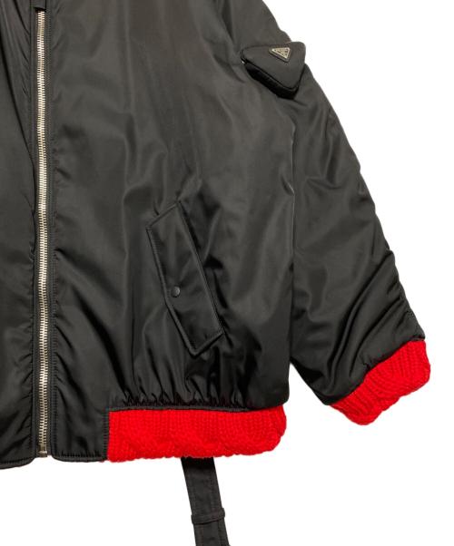 PRADA（プラダ）PRADA (プラダ) RE-NYLONベルテッドボンバージャケット ブラック×レッド サイズ:Mの古着・服飾アイテム