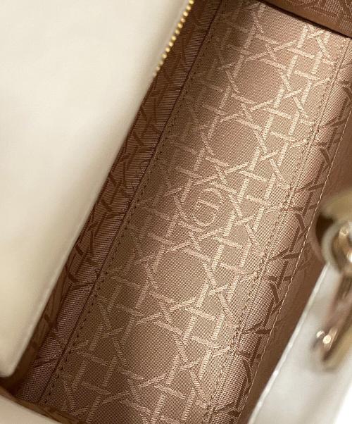 Christian Dior（クリスチャン ディオール）Christian Dior (クリスチャン ディオール) レディディオール カナージュ ホワイト×ゴールド金具 サイズ:-の古着・服飾アイテム