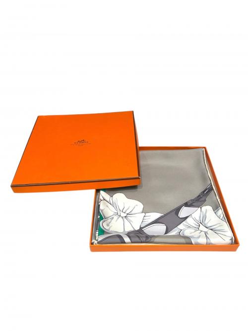 HERMES（エルメス）HERMES (エルメス) カレ90 グランマネージュ 大調教術 グレー×グリーン サイズ:90の古着・服飾アイテム