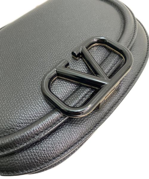 VALENTINO GARAVANI（ヴァレンティノ・ガラヴァーニ）VALENTINO GARAVANI (ヴァレンティノ・ガラヴァーニ) V スリングサドルバッグ ブラックの古着・服飾アイテム