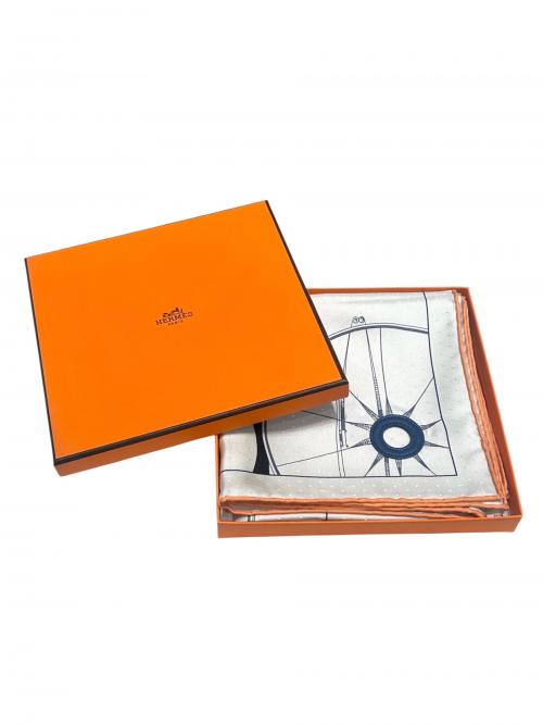 HERMES（エルメス）HERMES (エルメス) カレ70《ア・トゥ・ベルリンヌ》アイレット・キュイール シルバー/コライユ/イエロー サイズ:70の古着・服飾アイテム