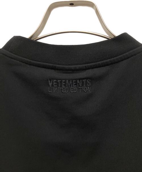 VETEMENTS（ヴェトモン）VETEMENTS (ヴェトモン) VETEMENTS t-shirt Oval Logo Cropped オーバルロゴ クロップド カットソー ブラック サイズ:S 未使用品の古着・服飾アイテム