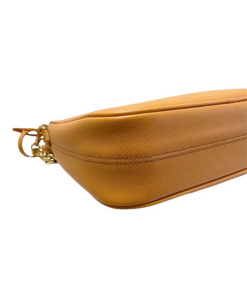 PRADA（プラダ）PRADA (プラダ) Re-Edition サフィアーノレザー ミニバッグ オレンジ×ゴールド金具 サイズ:ミニの古着・服飾アイテム