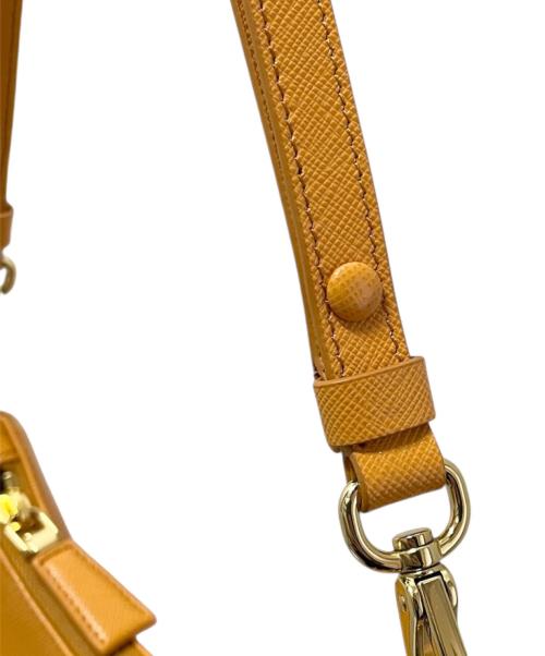 PRADA（プラダ）PRADA (プラダ) Re-Edition サフィアーノレザー ミニバッグ オレンジ×ゴールド金具 サイズ:ミニの古着・服飾アイテム