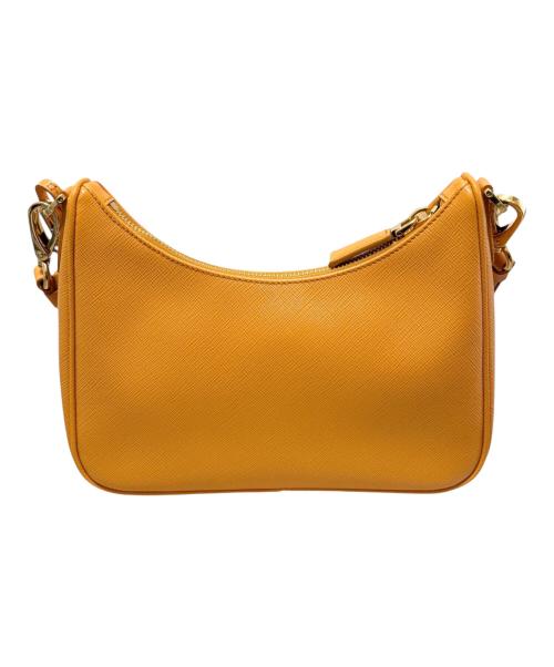 PRADA（プラダ）PRADA (プラダ) Re-Edition サフィアーノレザー ミニバッグ オレンジ×ゴールド金具 サイズ:ミニの古着・服飾アイテム