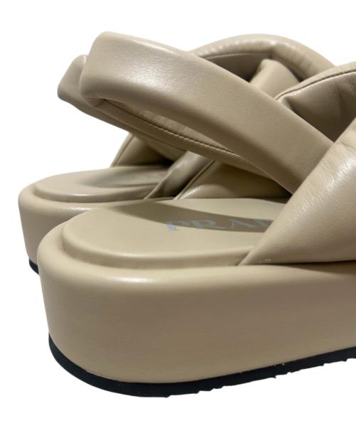 PRADA（プラダ）PRADA (プラダ) パデッドナッパレザーサンダル ベージュ サイズ:36の古着・服飾アイテム