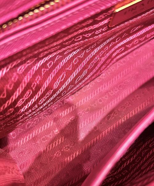 PRADA（プラダ）PRADA (プラダ) ガレリアサフィアーノ ミディアム ショッキングピンク サイズ:ミディアムの古着・服飾アイテム