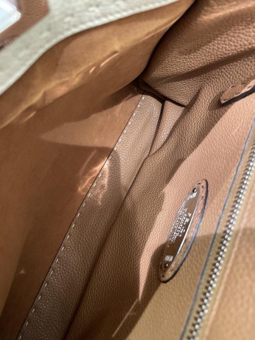 FENDI（フェンディ）FENDI (フェンディ) ピーカブ・ミディアム ベージュ×ブラック サイズ:ミディアムの古着・服飾アイテム