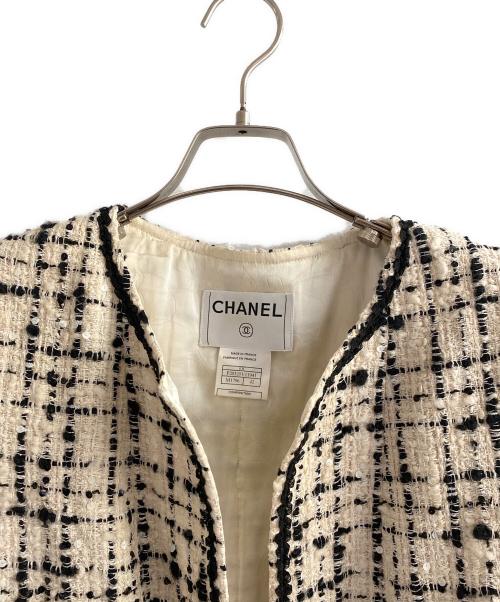 CHANEL（シャネル）CHANEL (シャネル) スパンコール装飾 ツイードノーカラージャケット ベージュ×ブラック サイズ:42の古着・服飾アイテム