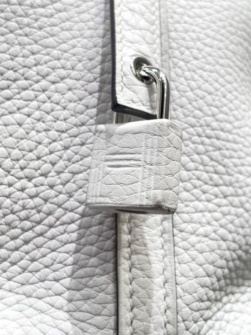 HERMES（エルメス）HERMES (エルメス) ピコタンロックPM（18）エクラ/シルバー金具/トリヨンクレマンス/ニューホワイト/セサミ/W刻印 ニューホワイト×セサミ シルバー金具 サイズ:PM（18）の古着・服飾アイテム
