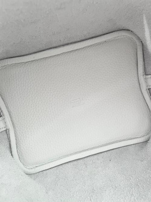 HERMES（エルメス）HERMES (エルメス) ピコタンロックPM（18）エクラ/シルバー金具/トリヨンクレマンス/ニューホワイト/セサミ/W刻印 ニューホワイト×セサミ シルバー金具 サイズ:PM（18）の古着・服飾アイテム