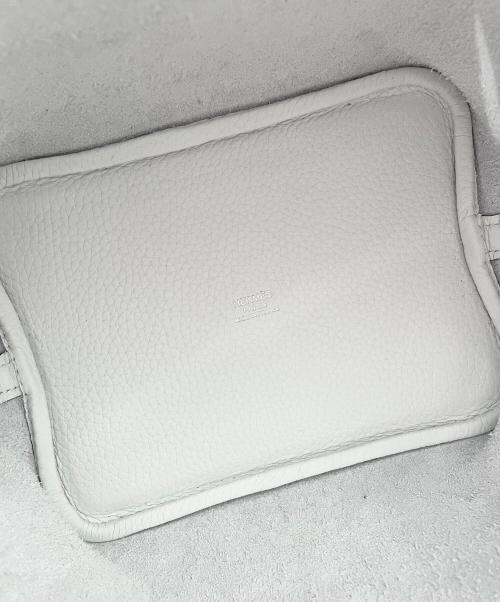 HERMES（エルメス）HERMES (エルメス) ピコタンロックPM エクラ/シルバー金具/トリヨンクレマンス/ニューホワイト/セサミ/W刻印 ニューホワイト×セサミ シルバー金具 サイズ:PMの古着・服飾アイテム