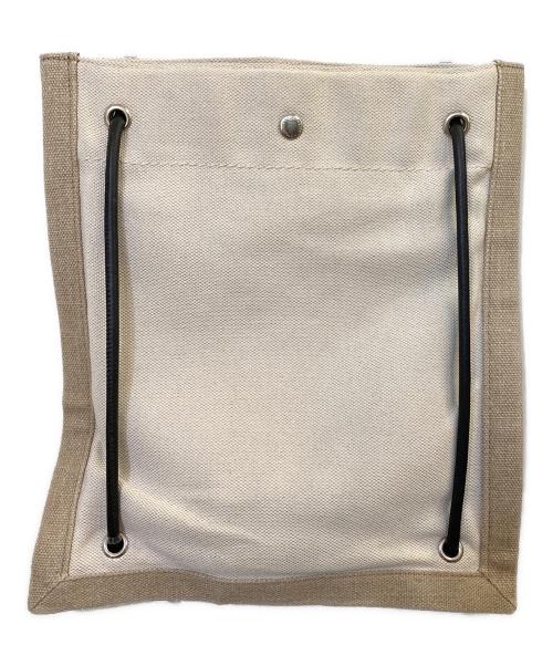 Saint Laurent Paris（サンローランパリ）Saint Laurent Paris (サンローランパリ) フラットクロスボディバッグ ホワイト×ベージュの古着・服飾アイテム