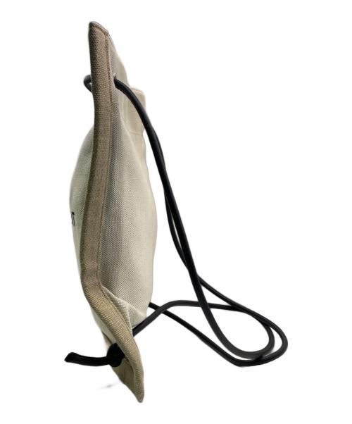 Saint Laurent Paris（サンローランパリ）Saint Laurent Paris (サンローランパリ) フラットクロスボディバッグ ホワイト×ベージュの古着・服飾アイテム