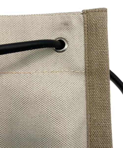 Saint Laurent Paris（サンローランパリ）Saint Laurent Paris (サンローランパリ) フラットクロスボディバッグ ホワイト×ベージュの古着・服飾アイテム